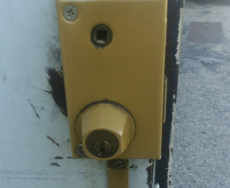 Serrure de porte ocre. Service de serrurerie par ACT Dépannage.